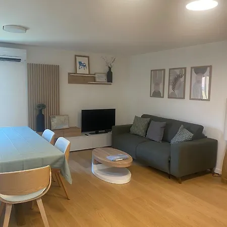 Historic Bright And Beautiful In Old With Castle Hill View דירה