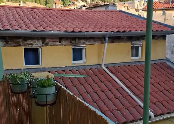Historic Bright And Beautiful In Old With Castle Hill View * Nice