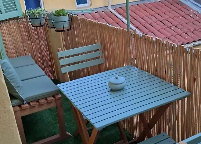 Apartment Historic Bright And Beautiful In Old With Castle Hill View Nizza