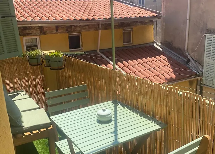 Historic Bright And Beautiful In Old With Castle Hill View Apartment Nizza